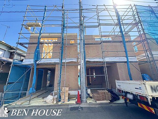 外観・街並みに柔らかく馴染む外観が印象的で、住まいの佇まいが整った落ち着きを感じさせます。周囲の雰囲気とも調和し、穏やかな暮らしを思い描けるお住まいです。