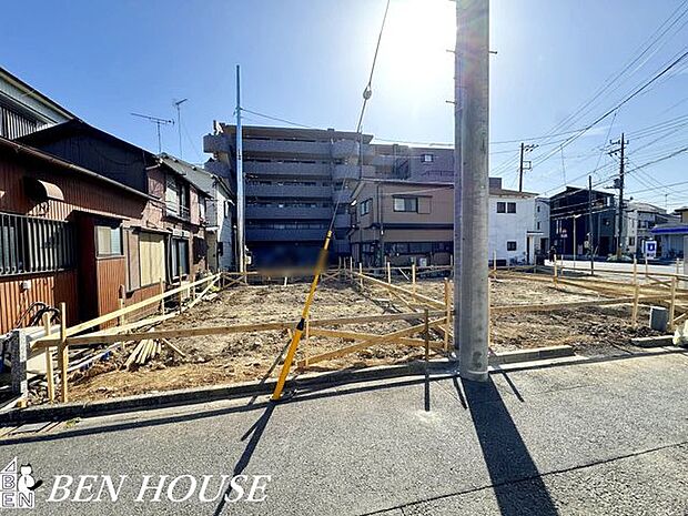 前面道路含む外観・前面道路の幅が確保されているため、車や自転車の動きがスムーズで日常の移動が快適になります。穏やかな街並みが広がり、落ち着いた環境を実感できそうです。