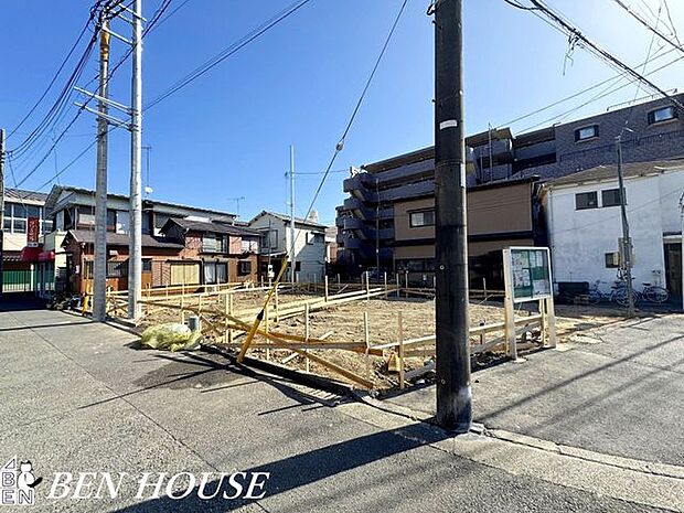 前面道路含む外観・前面道路が見通しよく感じられるので、車の出入りがしやすい点が特徴です。周囲の環境も落ち着いており、日々の時間をゆるやかに過ごしやすい立地となっています。