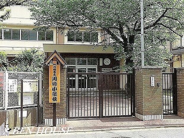 川崎市立川崎小学校 徒歩11分。教育施設が近くに整った、子育て世帯も安心の住環境です。 880m