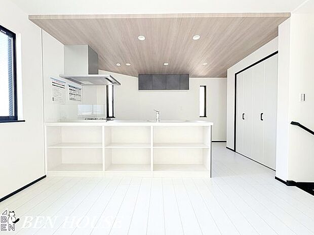 リビング・開放感あふれるリビングは、家具の配置がしやすい広さと動線設計で毎日の暮らしを快適に。穏やかな色調がくつろぎの時間を上質に演出します。