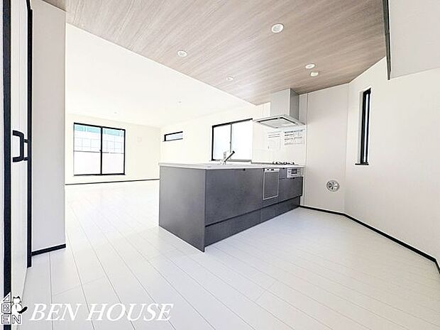 キッチン・短い動線で動きやすく快適に使えるレイアウトのキッチンです。テキパキと動けて毎日の料理やお片付けの効率も上がります。