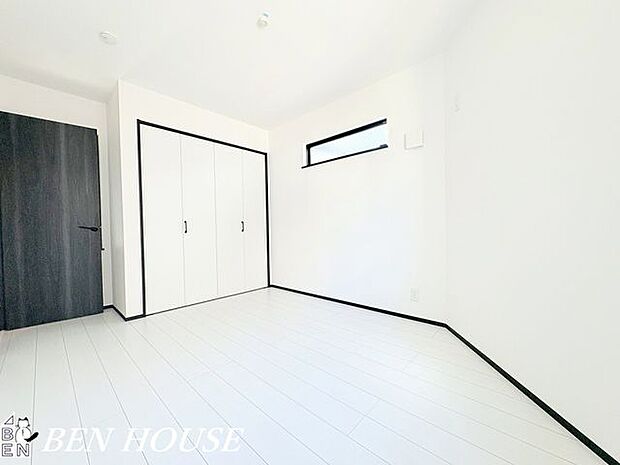 子供部屋・お子様が安心して遊び、学び、創造力を育める明るく開放的な空間。成長に合わせて自由に使える快適な子供部屋です。