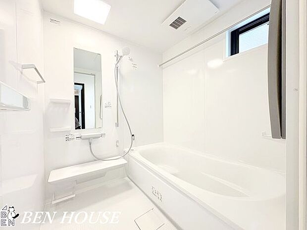 浴室・脚を伸ばしてゆっくりくつろげるバスルーム。一日の疲れを取るホッとする空間は家族のお気に入りになること間違いなしです！