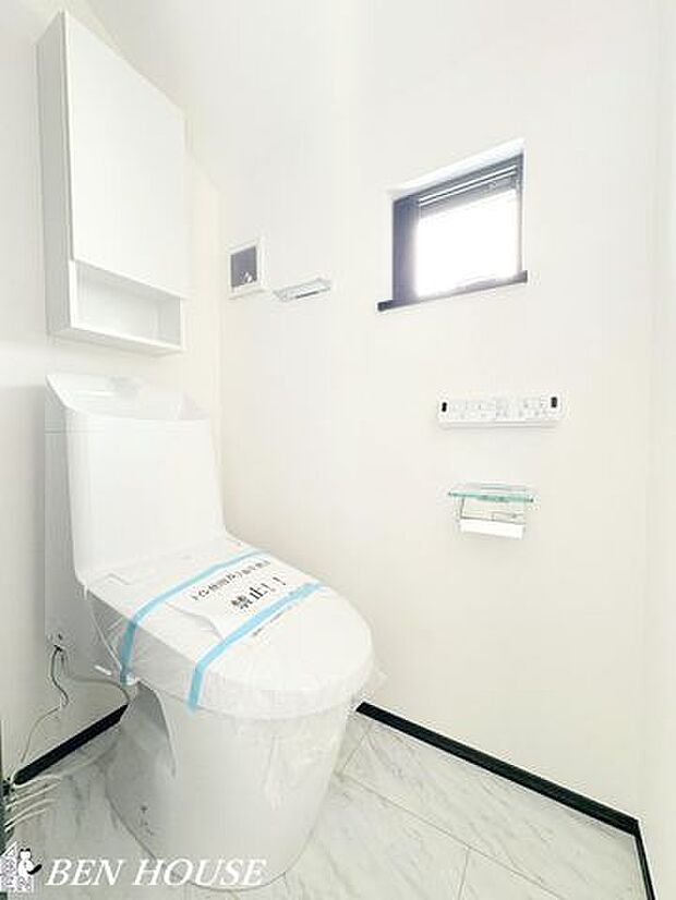 トイレ・ゆとりあるスペース設計で動作がラクなトイレ。落ち着いたクロスと安定感のある手すり位置で、世代を問わず使いやすい配慮が光ります。