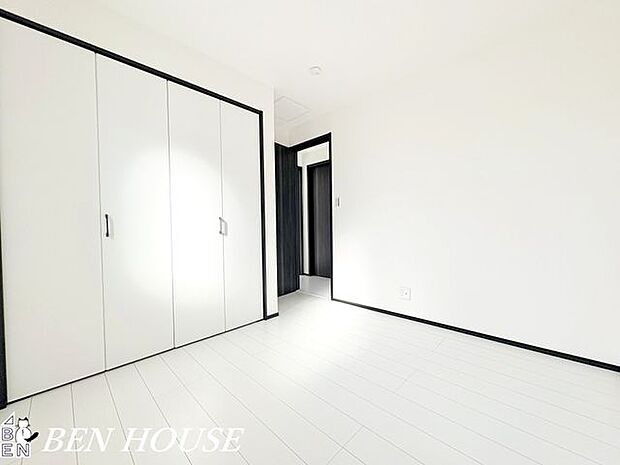 収納・充実した収納計画が魅力で、衣類や日用品をまとめやすい住まいです。すっきりとした印象が保て、気持ちが落ち着きやすい空間づくりに役立ちます。