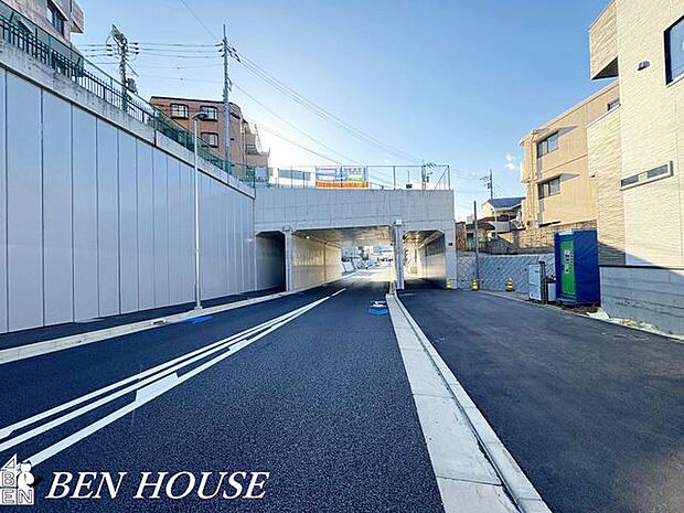 前面道路含む外観・静かな前面道路に面した閑静な住まい。周囲は低層住宅が中心で日当たりや風通しにも恵まれ、ゆったりとした日常が期待できます。