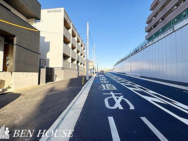前面道路含む外観・通り沿いにゆとりがある前面道路で安心の歩行環境。周辺にはスーパーも揃い、暮らしやすさと落ち着きが感じられる立地です。