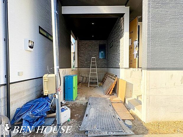 駐車場・お車ご利用の際に嬉しいカースペース付き。お掃除もしやすくいつでもキレイに利用できます！