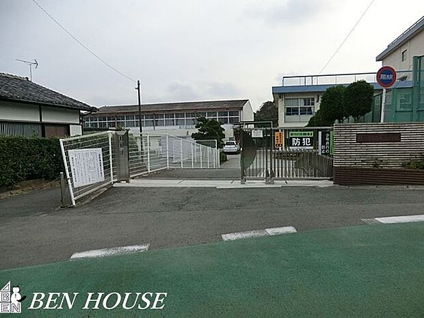 横浜市立南本宿小学校 徒歩12分。教育施設が近くに整った、子育て世帯も安心の住環境です。 950m