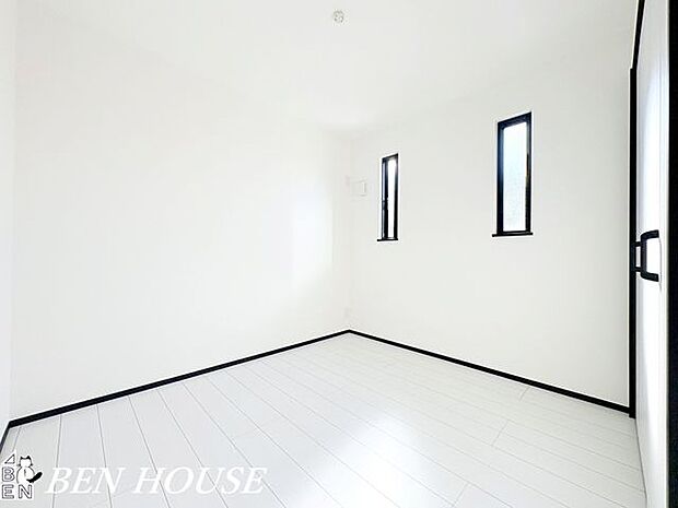 洋室・採光と通風に配慮した角部屋の洋室は開放感があり、家具やグリーンが映える落ち着いた住まいを演出します。