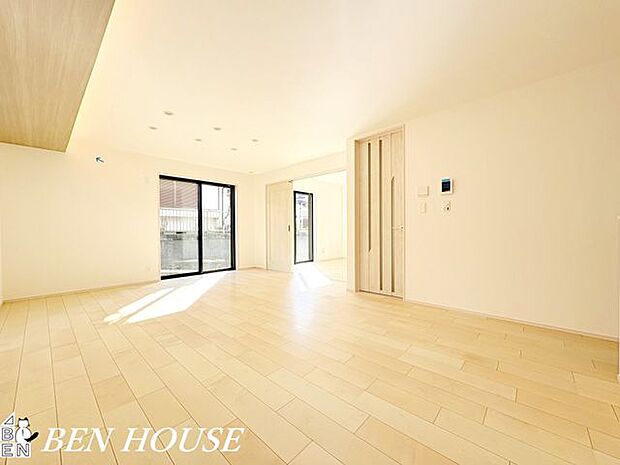 リビング・シンプルなデザインを基調にしたリビングは、柔らかい光と影の表情が心地よく、落ち着いて過ごせる上品なテイストが広がります。