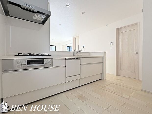 キッチン・キッチンはコミュニケーションがスムーズに取れる対面式。お料理をしながらご家族との会話も弾みそうです。