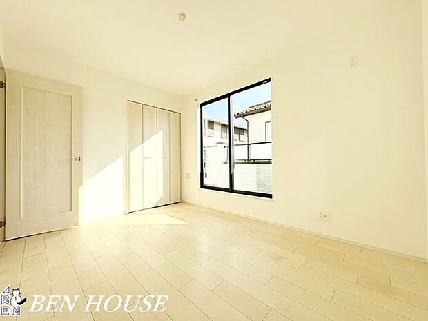 寝室・ベッド配置を考えたゆとりある間取りで、窓からの自然光が心地よく差し込む寝室。収納も充実し日常がすっきり整います。