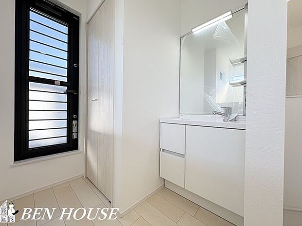 洗面台・朝の身支度や洗顔、手洗いを快適に行えるスペースで、収納も充実しており整理しやすく毎日の生活が便利になります。