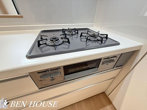 コンロ(同仕様参考写真)・使い勝手の良い3口コンロで調理がスムーズ。温度調節がしやすく時短調理が叶うため毎日の献立作りが楽しくなります。