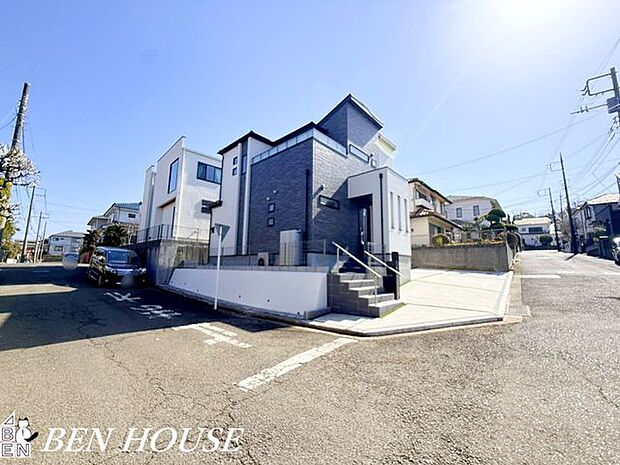 前面道路含む外観・ゆとりある前面道路に面した開放感溢れるお住まいです。見通しの良い前面道路でお車の駐車もしやすいです。