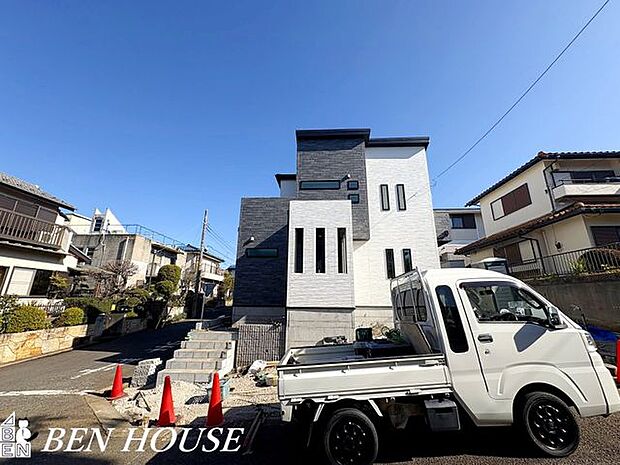 外観・周辺は公園が多く、緑に囲まれた住環境です。お子様を連れて気軽に遊びに行けるのも嬉しいポイント！