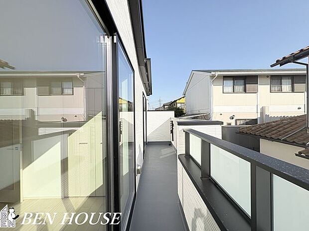 バルコニー・広さは控えめですが、日常使いには十分。家事動線を考えた、暮らしにちょうどよいサイズ感です。