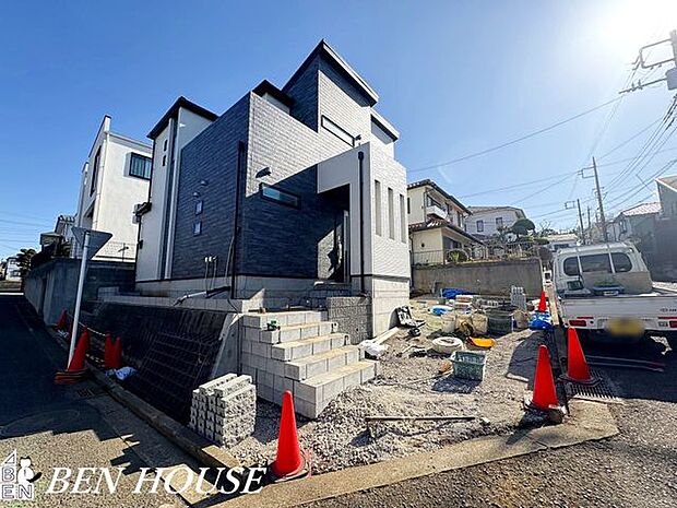 カースペース・2台分のカースペース付き。日常的に車を使う方やバイクをお持ちの方、来客の多い方も安心です。