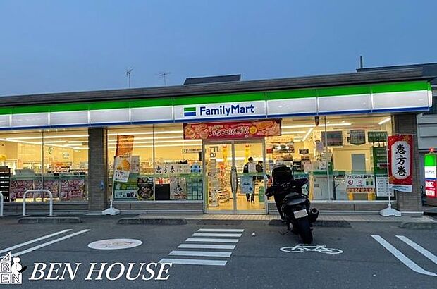 ファミリーマート川崎南野川店 徒歩13分。時間がない時にさっと寄れて便利なコンビニ。 1030m