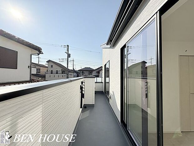 眺望・視界が開けたバルコニーは朝の陽ざしが心地よく差し込み、洗濯物も乾きやすく日常の利便性と眺めの楽しさを両立します。