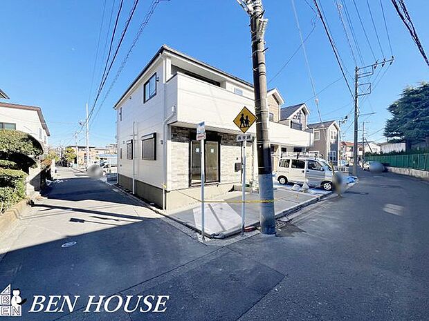 カースペース・カースペースには2台駐車可能。日常的に車を使う方や来客の多い方も出し入れしやすく安心です。