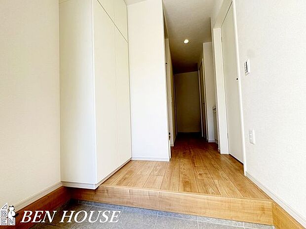 玄関・靴や雨具をまとめて収納でき、玄関をすっきり保てるシューズボックス付き。出入りがスムーズで来客にも好印象な空間です。