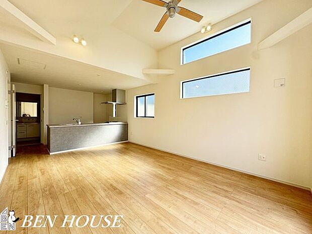 リビング・家族が自然と集まる対面仕様のリビング。家事動線や照明に配慮した設計で、日常の使い勝手が良くゆったりと寛げる居心地の良さがあります。