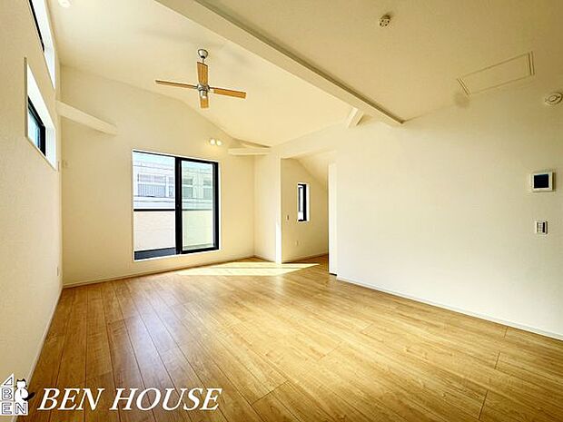 リビング・採光や通風に優れたリビングは明るく爽やかで、シンプルな内装が家具やグリーンを映えさせます。日常のくつろぎを大切にする上質な住まいです。