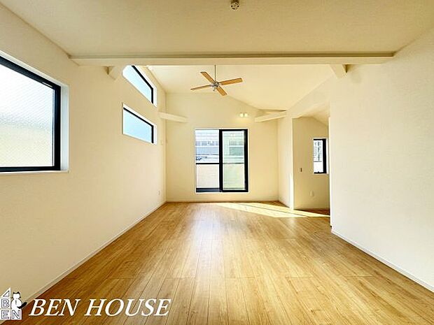 リビング・テレビやソファを置いても余裕のあるリビングは家族が集まってコミュニケーションもとりやすいです。