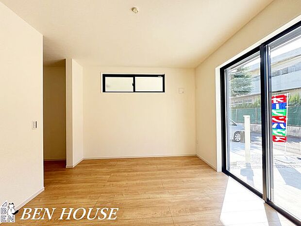 寝室・ゆとりある広さと落ち着いた色調の寝室は、十分な収納と窓からの柔らかな光で朝の支度も快適に、穏やかな眠りを誘う空間です。