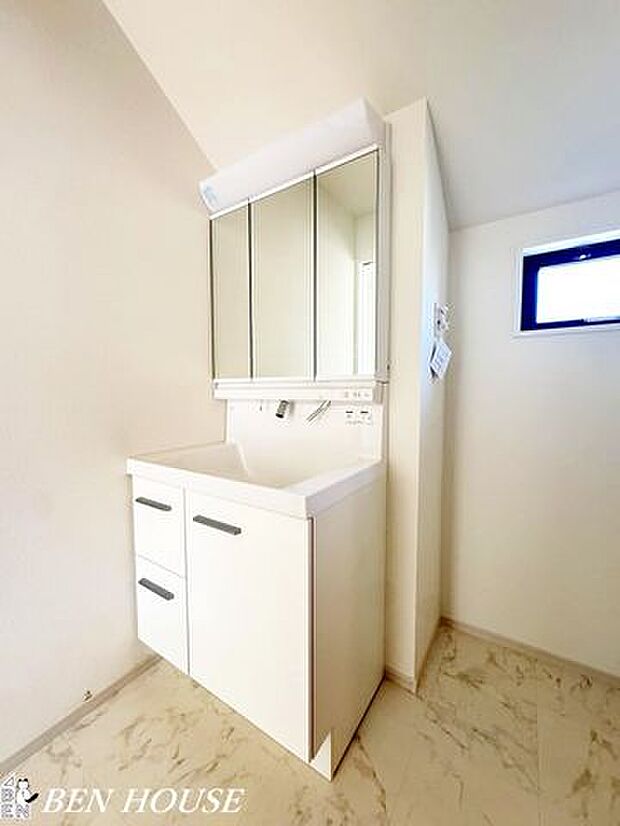 洗面台・タオルや洗剤をしまいやすい豊富な収納を備えた洗面所。照明や鏡の使い勝手にも配慮され、身支度からお手入れまで快適に過ごせます。