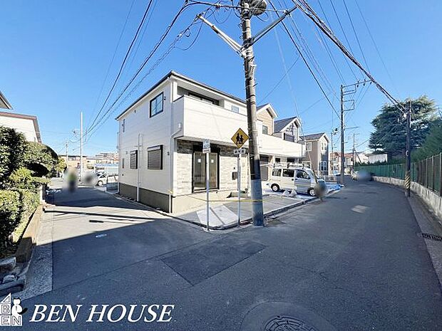 前面道路含む外観・現地周辺は落ち着いた雰囲気の住宅街。家族の帰宅時にも安心出来そうな空間です。