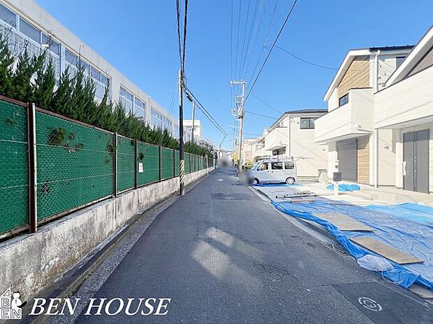 前面道路含む外観・見通しの良い前面道路。交通量が少ないので、車の出し入れもスムーズにできます。