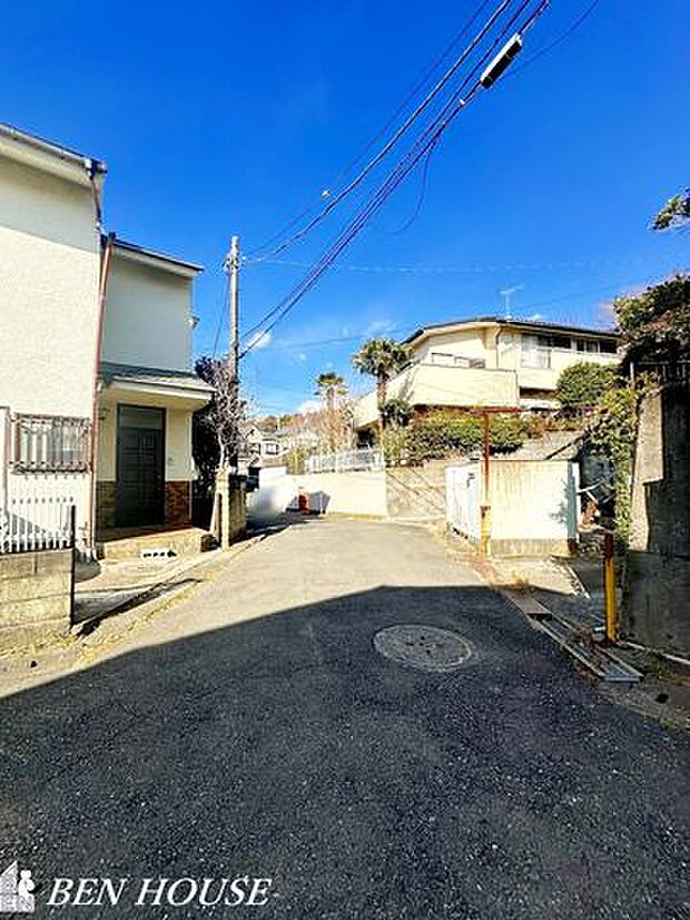 前面道路含む外観・ゆとりある前面道路が住まいを開放的に見せ、周囲の静かな街並みと調和した心地よさを感じられます。生活しやすい環境が整う外観が魅力です。