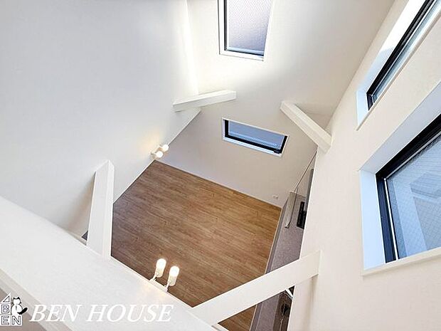 リビング・吹き抜けを採用しているので開放感もあり、家族がゆったり過ごすリラックススペースにもぴったりです♪