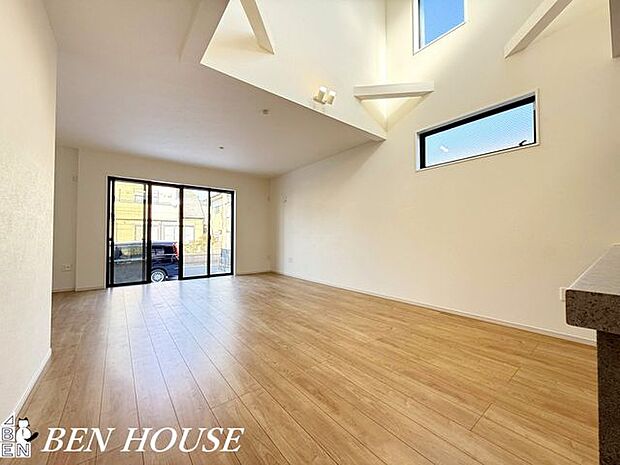 リビング・ダイニング上部の吹き抜けで明るく開放感たっぷりな様子は、是非とも現地でお確かめください。