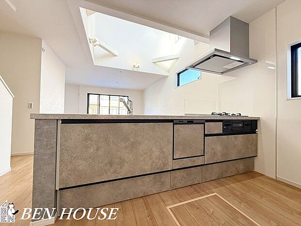 キッチン・明るく開放的な対面式キッチンはオープンな空間だからお料理をしながらでも家族との会話が楽しめます。