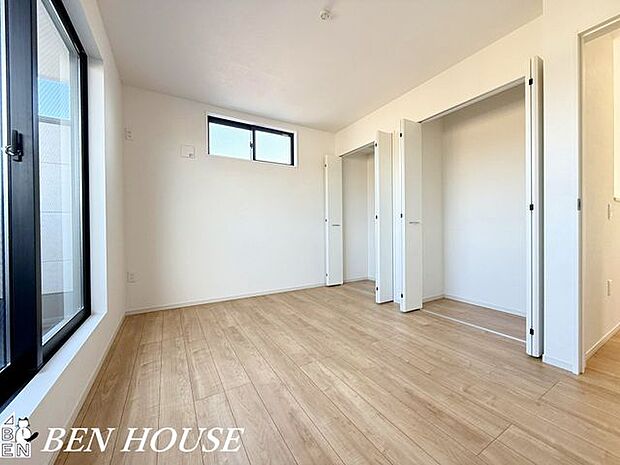 寝室・大型ベッドを置いても余裕のある広さです。収納もあるのでお部屋の家具選びも楽しめそうですね。