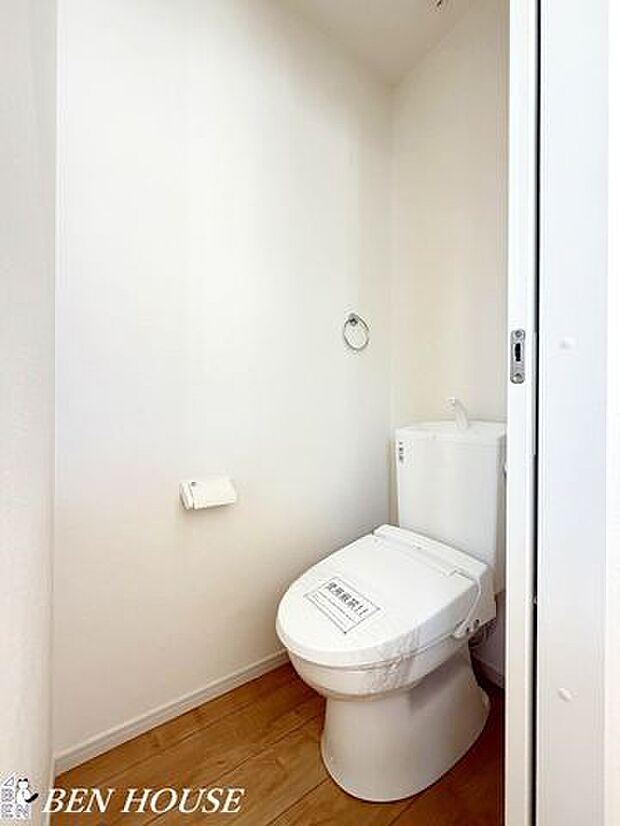 シャワートイレ・トイレットペーパーの使用回数を減らせる温水洗浄便座付きトイレ。年中温かく、季節を問わず快適に座ることができます。