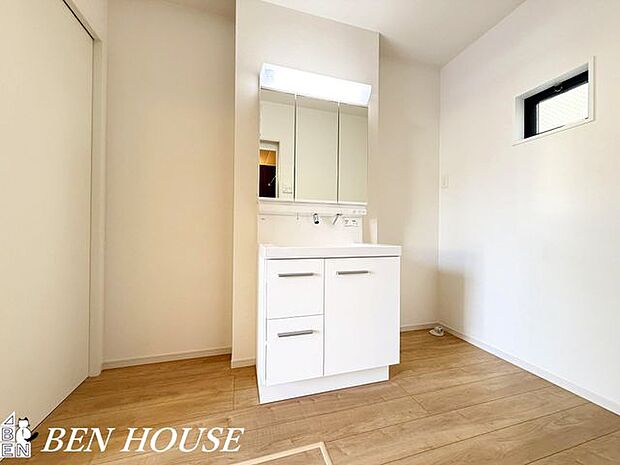 洗面化粧台・ご家族の1日が始まりと1日の終わりを締めくくる洗面空間。のびのびと支度をする事が出来ます！