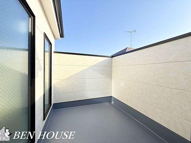 バルコニー・ワイドスパンのバルコニーはご家族のお洗濯もたっぷり干せそうですね。ちょっとしたガーデニングも楽しめそうです。