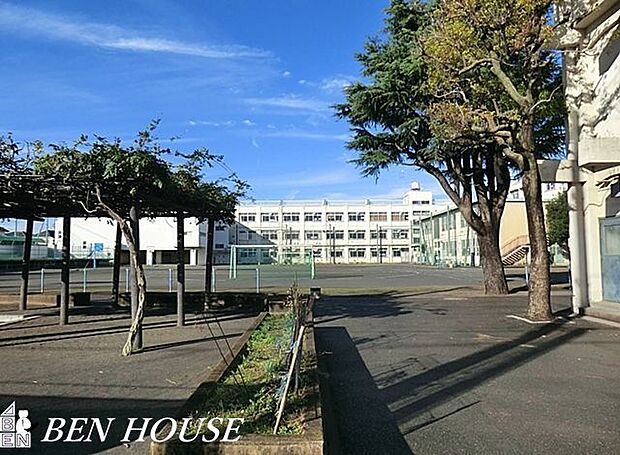 横浜市立南瀬谷小学校 徒歩10分。教育施設が近くに整った、子育て世帯も安心の住環境です。 800m