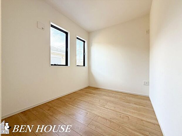 洋室・陽差しがたっぷり注ぐ、気持ちの良い洋室です。収納豊富な居室は余分な家具を置く必要がなく、お部屋を広くお使いいただけます。