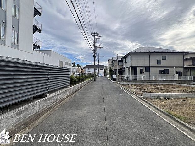 前面道路含む外観・ゆとりある前面道路に面した開放感溢れるお住まいです。見通しの良い前面道路でお車の駐車もしやすいです。