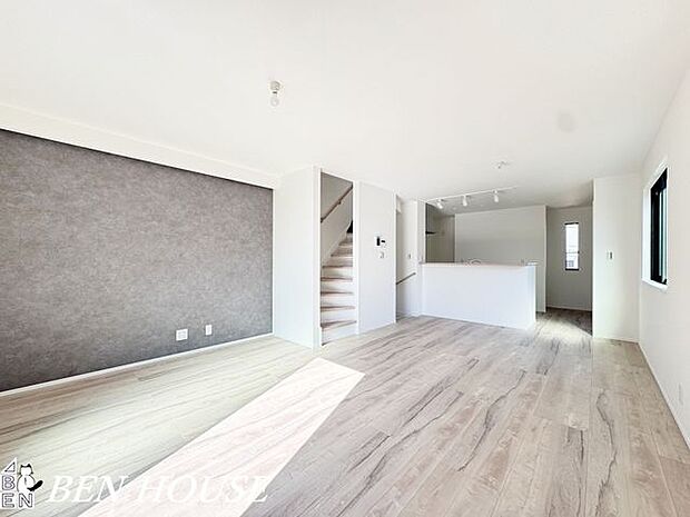 リビング・人気の対面キッチンを採用した広く開放的なＬＤＫ。ご家族が自然と顔を合わせる空間に。