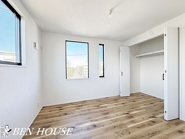 寝室・ゆとりある主寝室は大容量のクローゼット付き。大きなベッドを置いても室内が広く使えます。