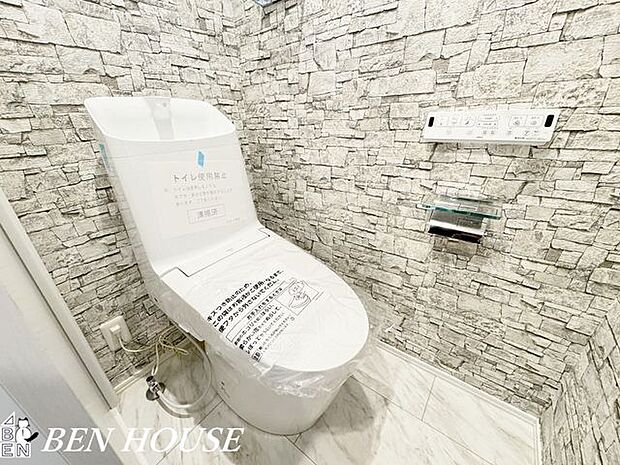 トイレ・2ヶ所に設置がございますので、朝の支度で込み合う時間もスムーズに準備ができます。温水洗浄便座仕様で清潔です。