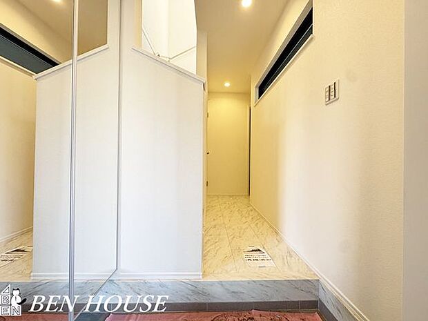 玄関・玄関には大きなシューズボックス完備でご家族全員の靴もしっかり収まりますね。姿見も付いており、お出掛け前の身だしなみチェックに重宝します・是非、ご確認ください